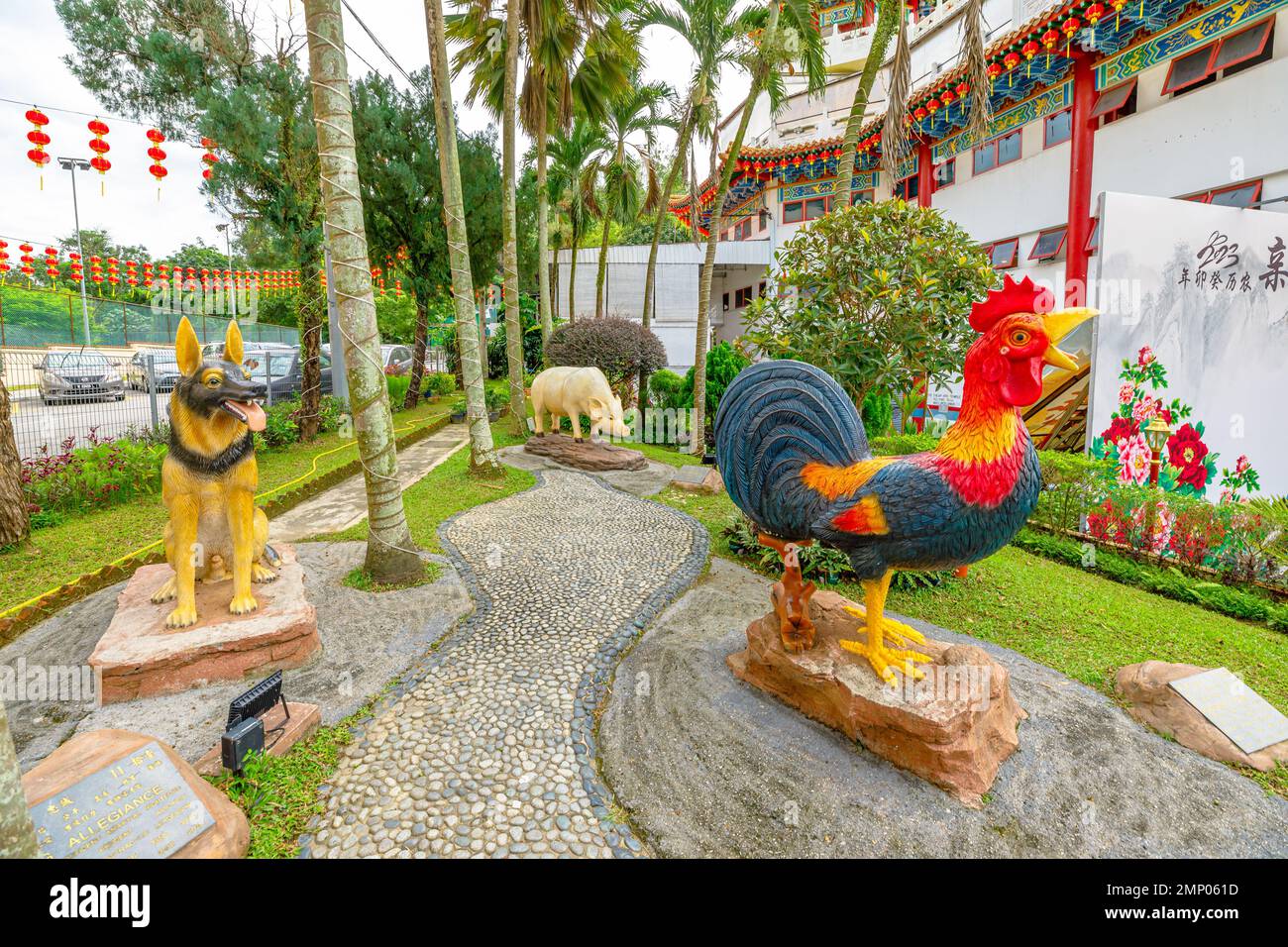 Kuala Lumpur, Malesia - 2023: Scultura zodiacale del gallo per commemorare il Capodanno cinese, l'anno del coniglio d'acqua nello zodiaco cinese. In Thean Hou Foto Stock