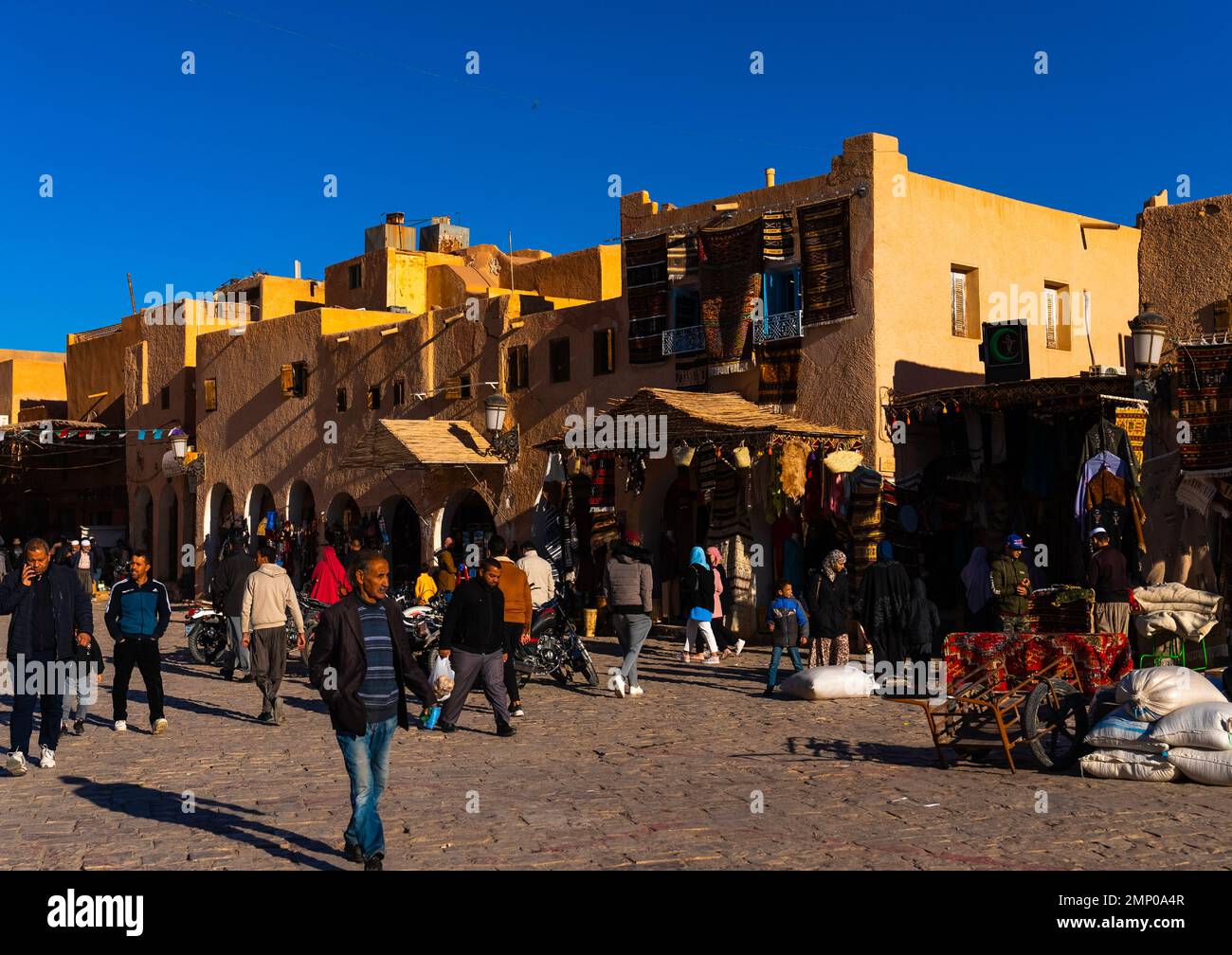 Negozi di tappeti nella piazza del mercato, Nord Africa, Ghardaia, Algeria Foto Stock