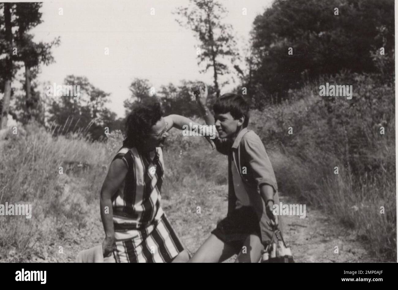 momento vintage / momento divertente vintage / fotografia vintage / potenza del momento / momenti magici / giovane bodybuilder che mostra il suo muscolo al suo nonno, che non è veramente soddisfatto di ciò che ha trovato :D bisogno di più borsa da trasporto per crescere questo muscolo bicipite . 1930s foto Foto Stock