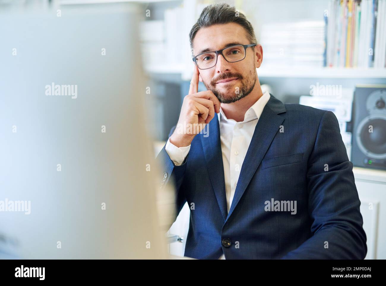 Fiducioso nel suo acumen di affari. Ritratto di un uomo d'affari maturo che lavora al suo computer in un ufficio. Foto Stock