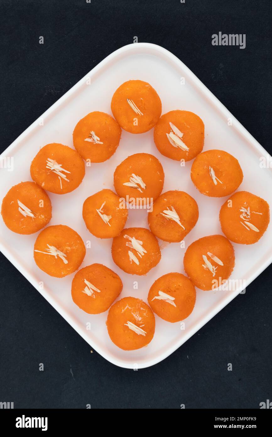 L'indiano Bengalese Mithai Orange Kheer Mohan anche chiamato Khira Mohan, Santre Ki Kheer, o Santra Khir Mohan è Orange Color Softball fatto di Chena Balls, Foto Stock