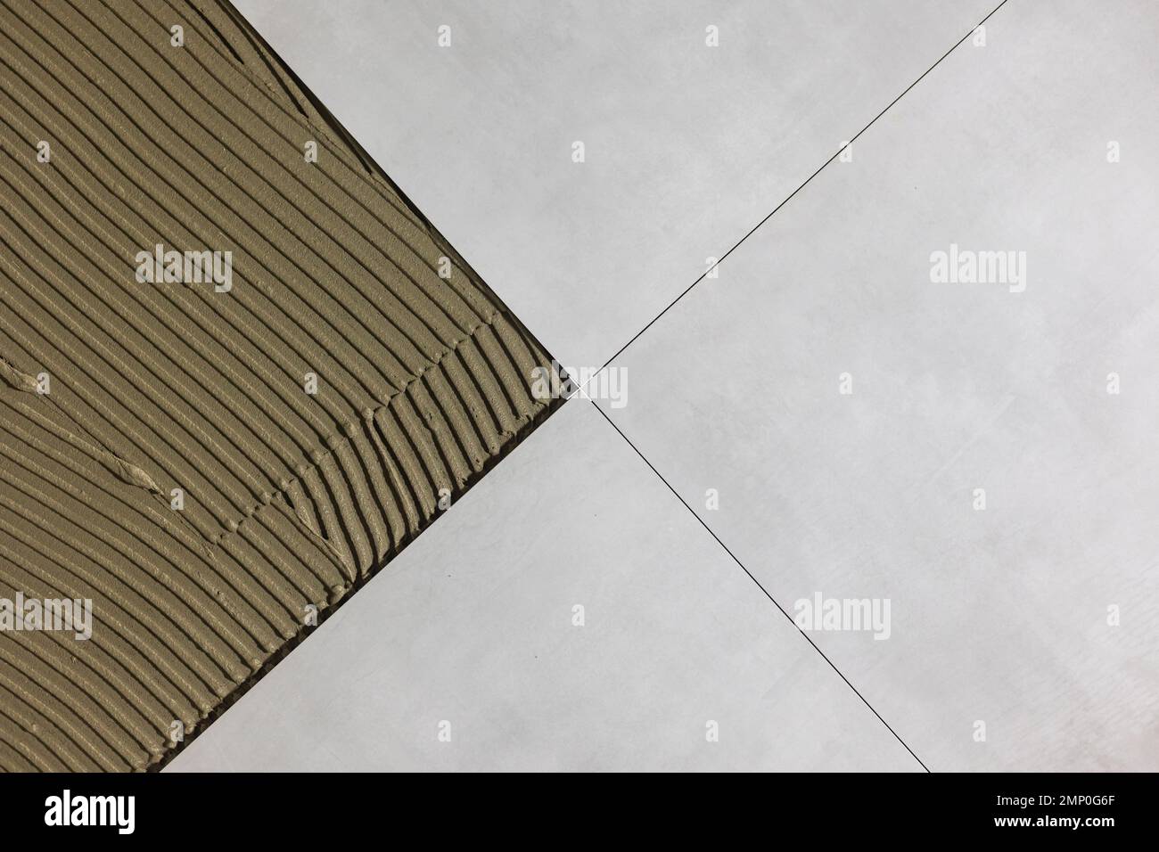 Dettaglio di clip o spaziatori nel sistema di livellamento delle piastrelle del gioco, concetto di ristrutturazione o ricostruzione Foto Stock