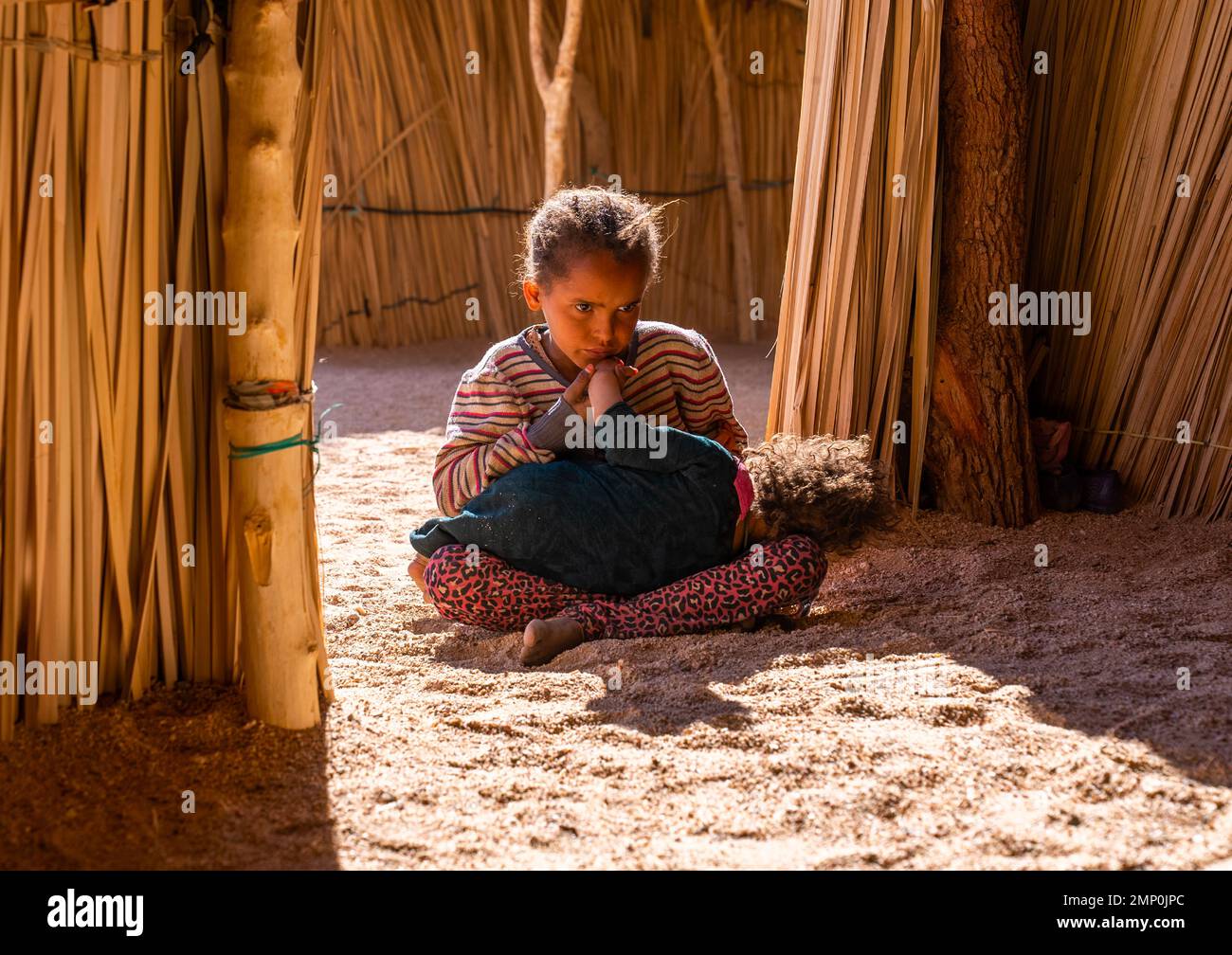 Tuareg ragazza con la sorella piccola in una casa di canna, Nord Africa, Tamanrasset, Algeria Foto Stock
