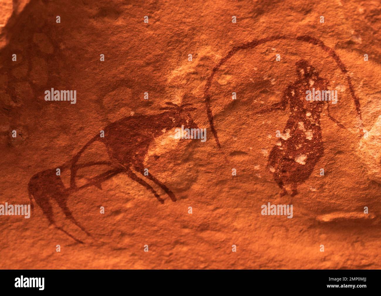 Pittura rupestre raffigurante una donna con una mucca, Parco Nazionale di Tassili N'Ajjer, Tadrart Rouge, Algeria Foto Stock