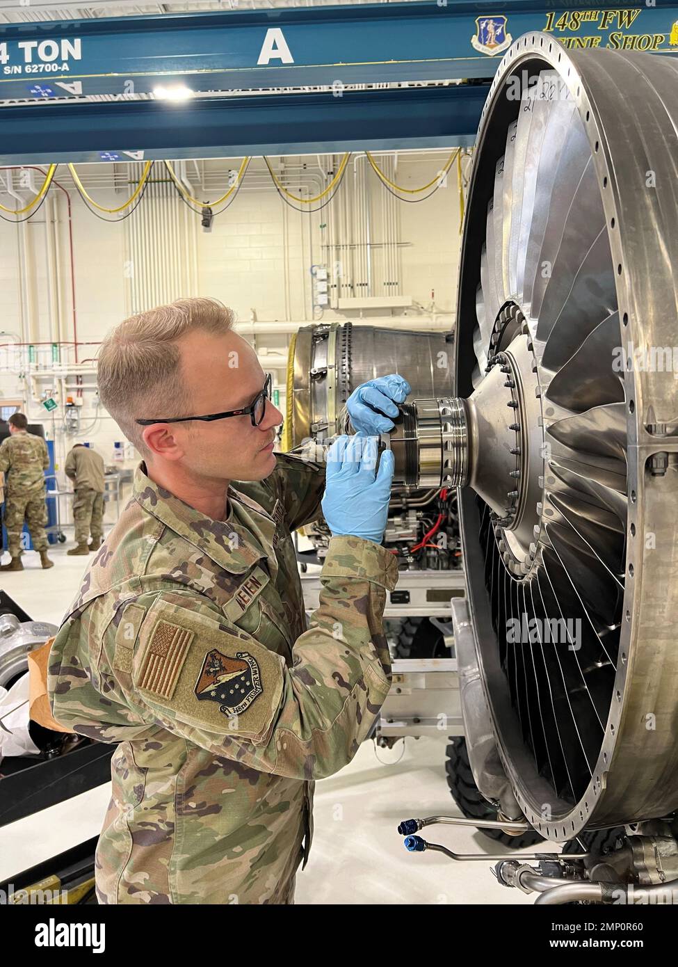 Uno specialista di propulsione aerospaziale assegnato alla 148th Fighter Wing, Minnesota Air National Guard, Duluth, Minn., effettua la manutenzione intermedia sui motori a reazione General Electric F110-129 il 9 ottobre 2022. Responsabile di garantire che i nostri F-16 Fighting Falcons siano in condizioni operative di prima classe, specialisti di propulsione aerospaziale, noti anche come meccanici di motori a reazione, testano, mantengono e riparano tutte le parti del motore. Questi specialisti sono fondamentali per mantenere i nostri getti nell'aria. Foto Stock