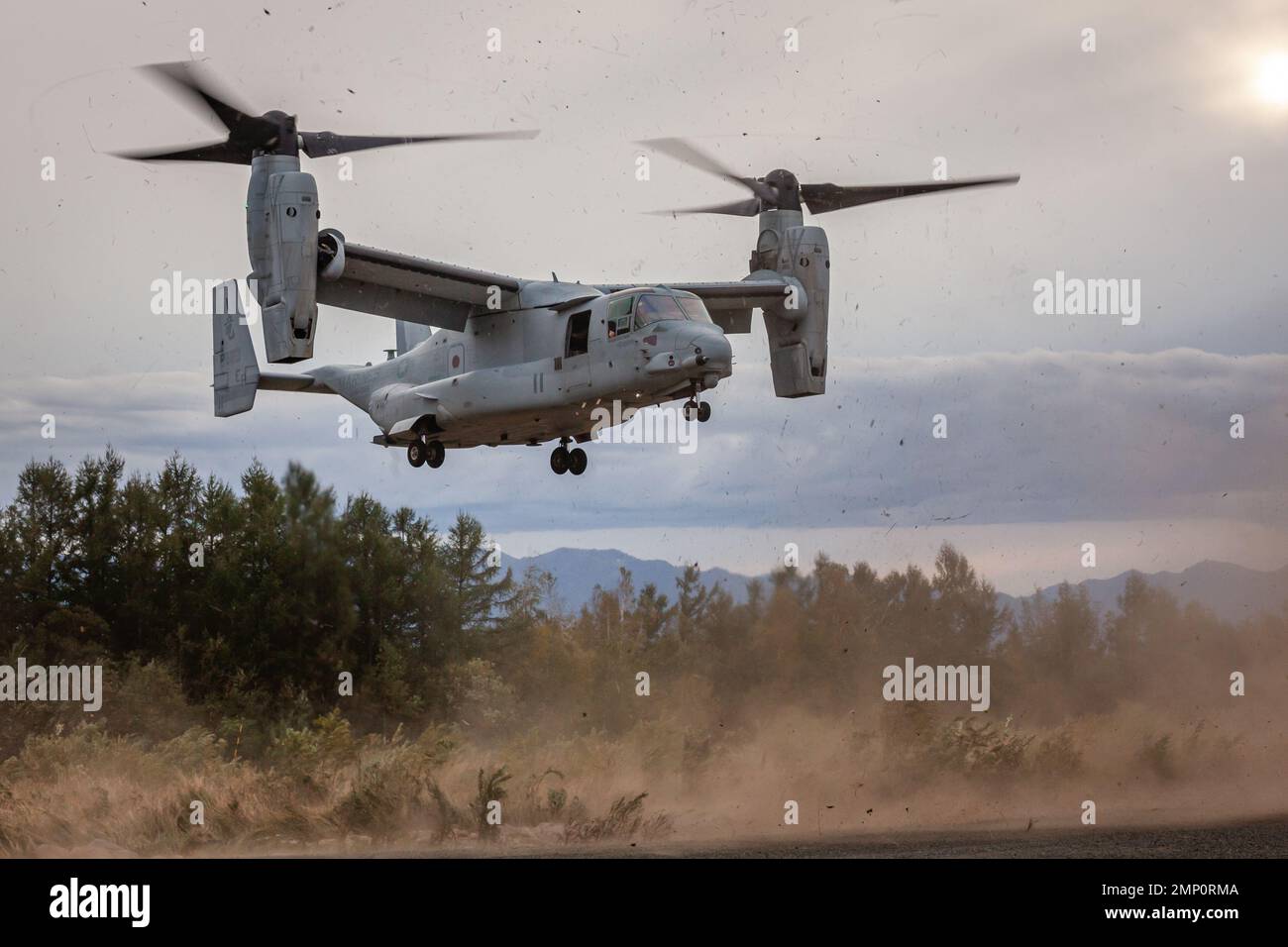 U.S. Marines with Marine Medium Tiltrotor Squadron 265, Marine Aircraft Group 36, 1st Marine Aircraft Wing condurre esercitazioni di atterraggio con MV-22 Ospreys a Landing zone Falcon, Hokkaido, Giappone, 7 ottobre 2022. Resolute Dragon 22 è un esercizio bilaterale annuale progettato per rafforzare le capacità difensive dell'Alleanza USA-Giappone esercitando comandi e controlli integrati, bersagliando, unendo armi e manovre in più domini. Foto Stock