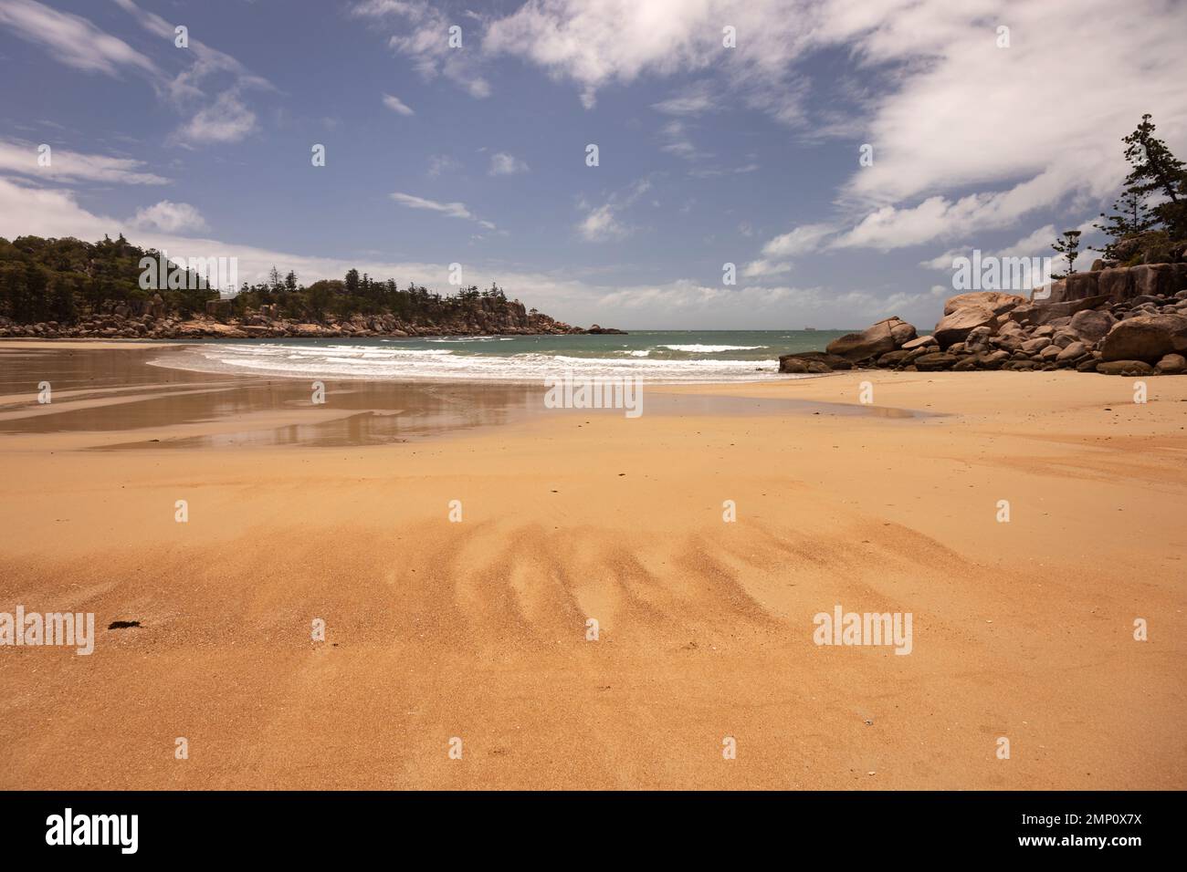 Acqua e patterns sulla spiaggia della Baia di Firenze sull'Isola magnetica Foto Stock