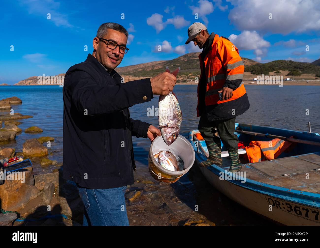 Pescatore in spiaggia di Madagh, Nord Africa, Oran, Algeria Foto Stock
