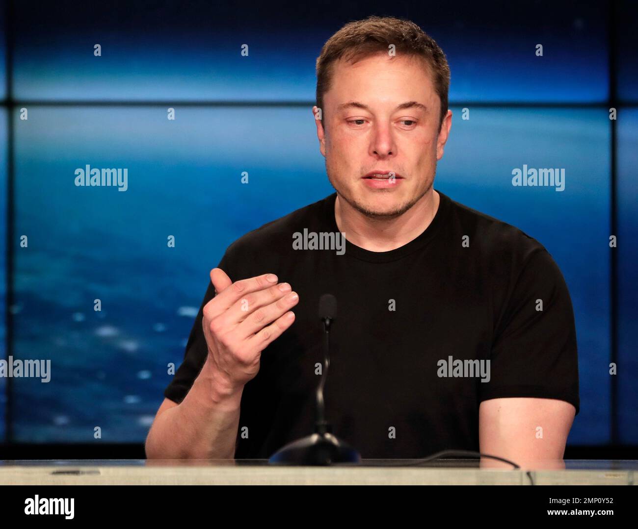 Elon Musk, founder, CEO, and lead designer of SpaceX, speaks at a news conference after the Falcon 9 SpaceX heavy rocket launched successfully from the Kennedy Space Center in Cape Canaveral, Fla., Tuesday, Feb. 6, 2018. (AP Photo/John Raoux) Foto Stock