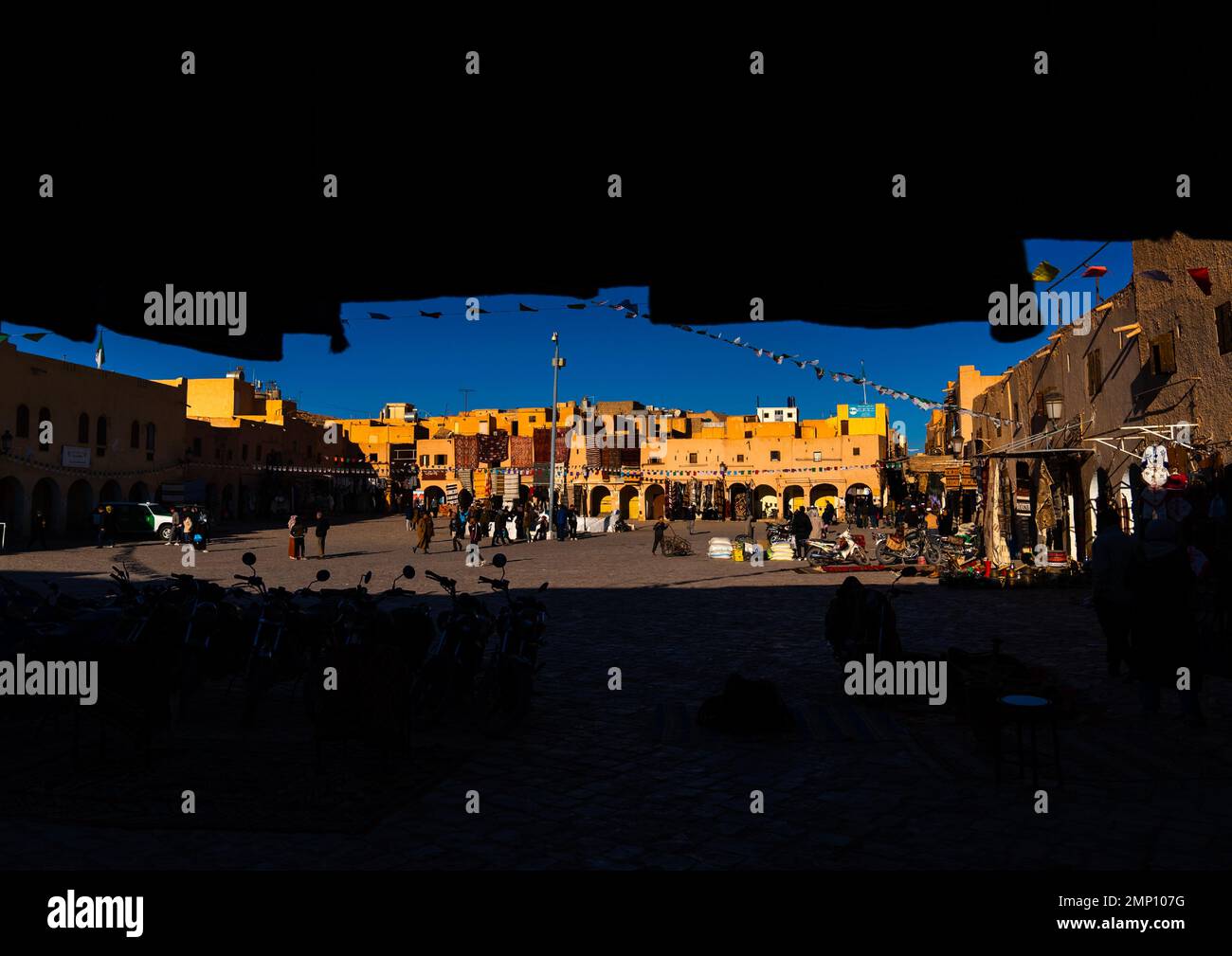 Negozi di tappeti nella piazza del mercato, Nord Africa, Ghardaia, Algeria Foto Stock