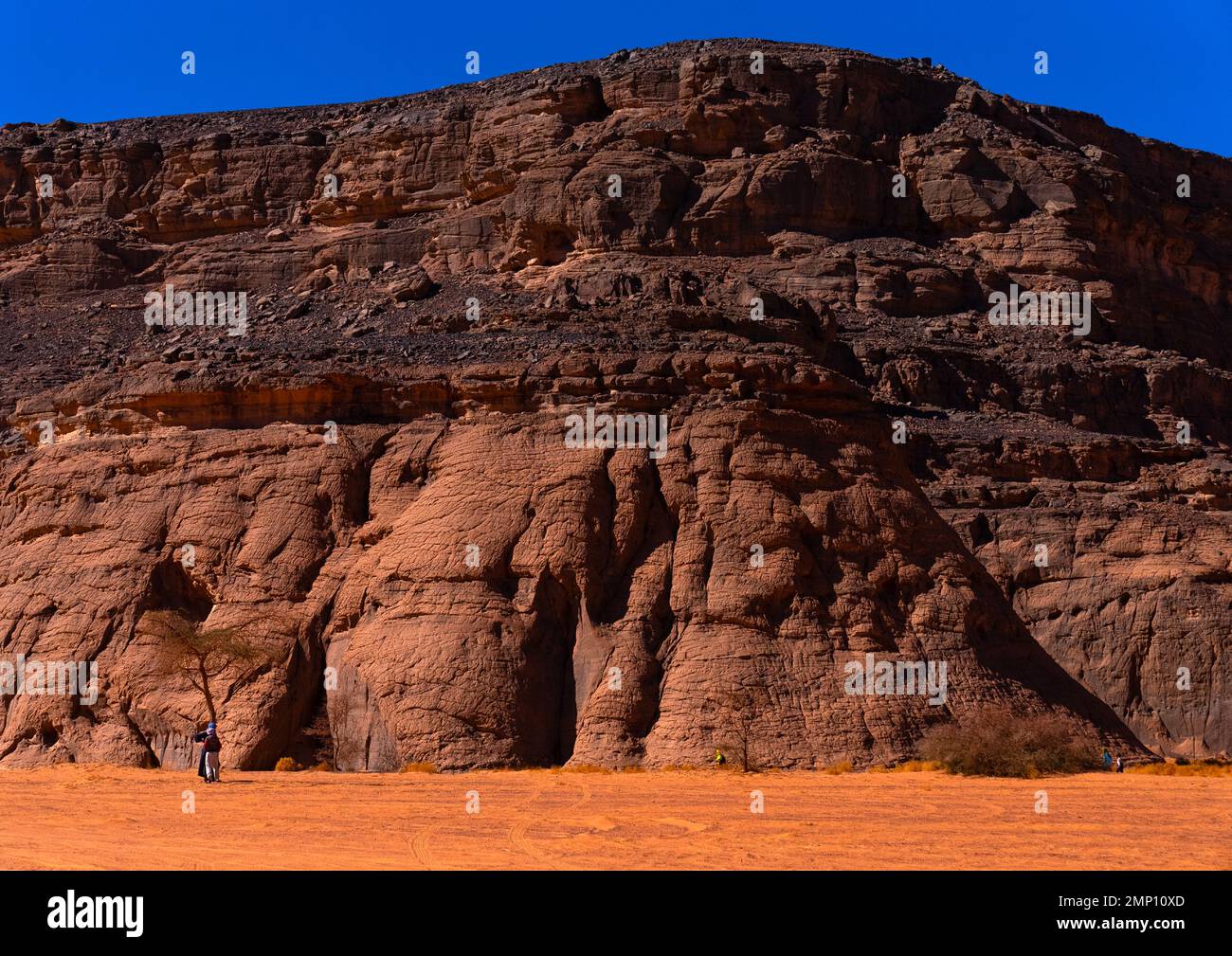 Escursione turistica nel deserto, Parco Nazionale di Tassili N'Ajjer, Tadrart Rouge, Algeria Foto Stock