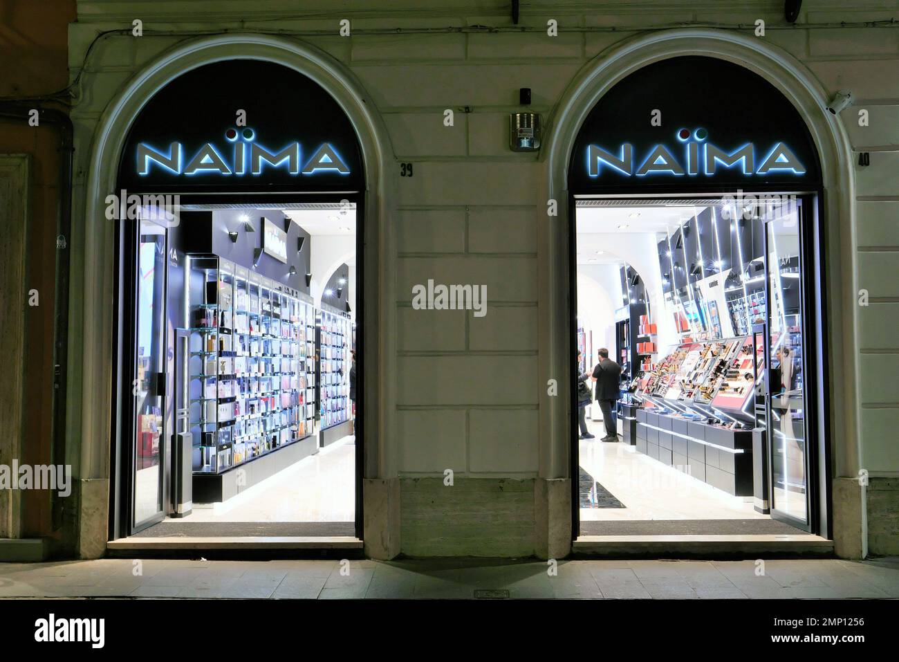 UNA VISTA ESTERNA DELLA NAIMA PROFUMATE BOUTIQUE Foto Stock