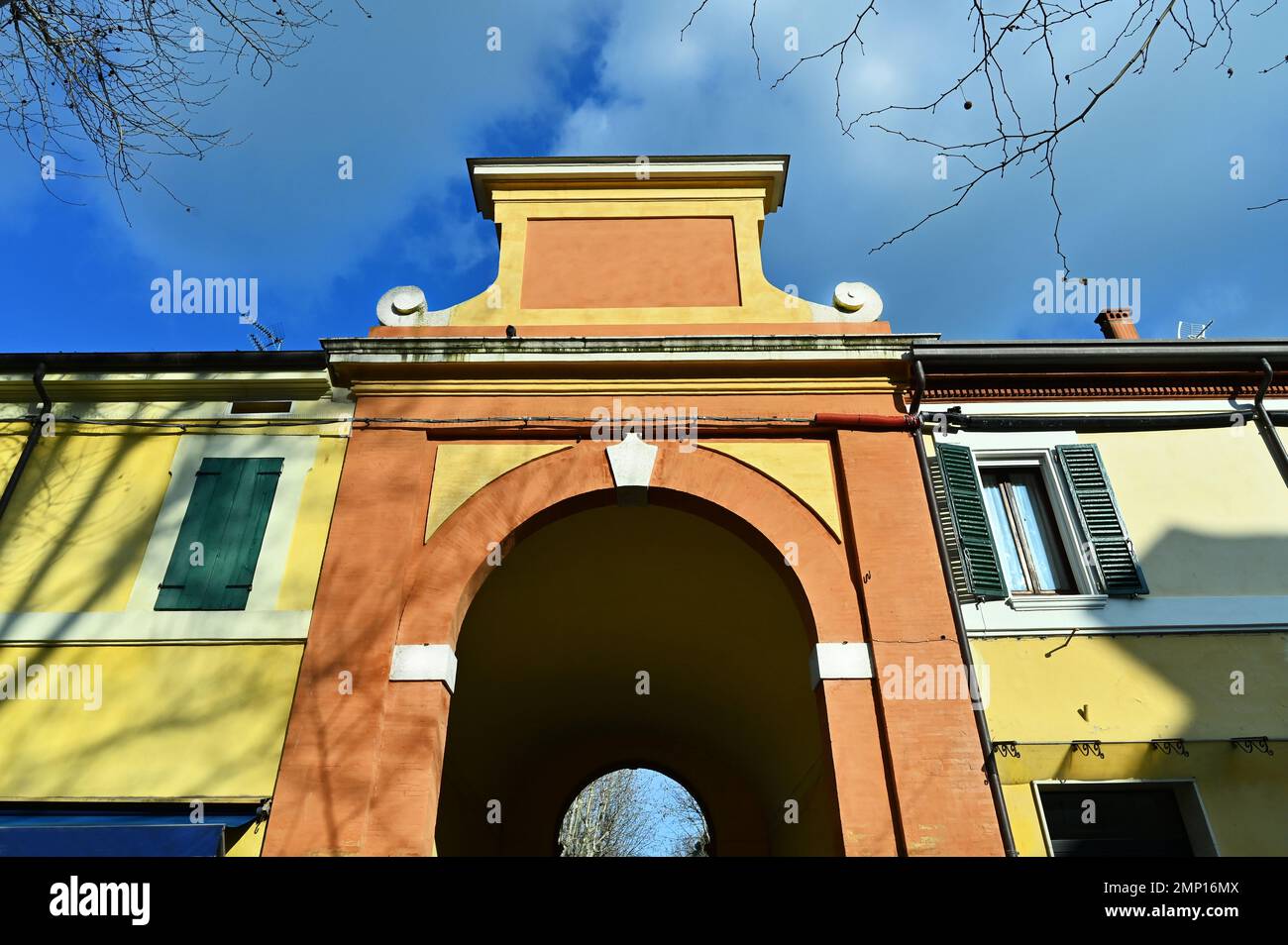 Porta Mare si trova nel centro storico di Cervia. Risale ai primi anni del 19th. ed è l'unica porta della città ad essere sopravvissuta all'ultima guerra. Foto Stock