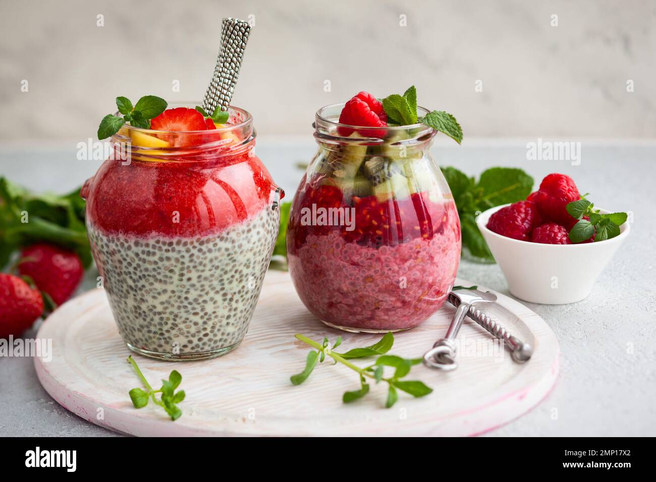 Budini di semi di chia con frutti di bosco e frutta per colazione Foto Stock