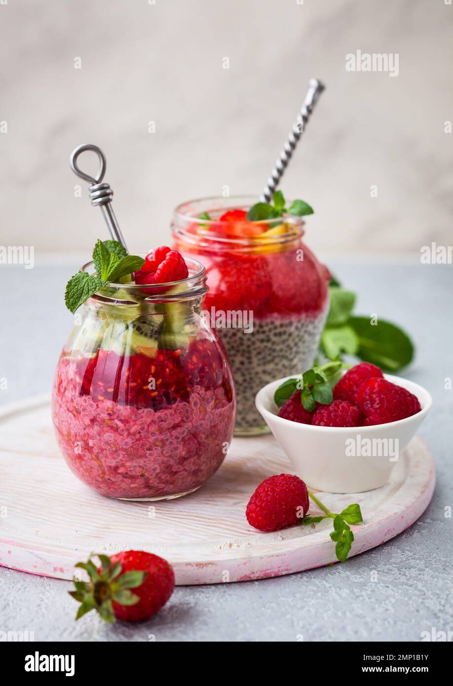 Budini di semi di chia con frutti di bosco e frutta per colazione Foto Stock