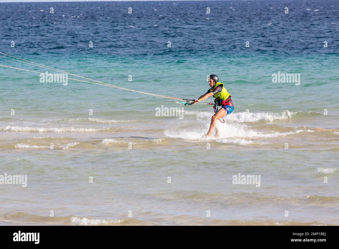 Primi scivoli sull'acqua di un apprendista kitesurfer. Spiaggia di Sotavento, Fuerteventura, Isole Canarie. Foto Stock