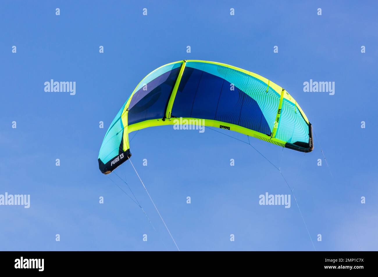 Ala o aquilone di un kitesurfer silhouette contro il cielo. Spiaggia di Sotavento, Fuerteventura, Isole Canarie. Foto Stock
