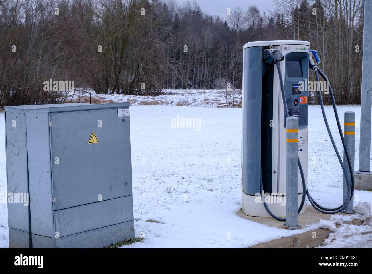 Valka, Lettonia - Gennaio 22 2023: Stazione di ricarica elettrica per veicoli elettrici. Una carica di auto elettrica Foto Stock