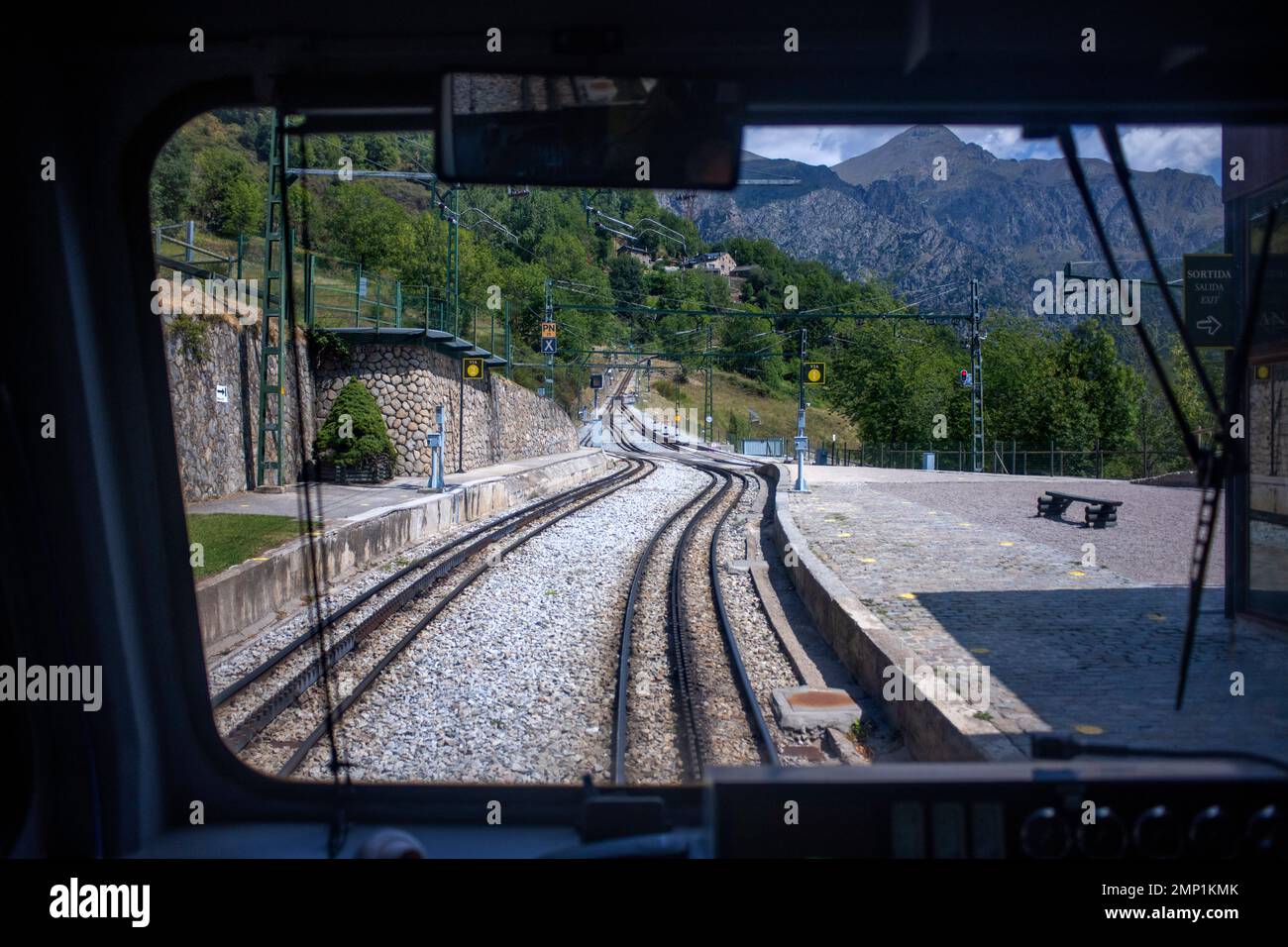 Viste dalla finestra. Treno a cremagliera Cremallera de Núria nella valle  di Vall de Núria, Pirenei, Catalogna settentrionale, Spagna, Europa Foto  stock - Alamy