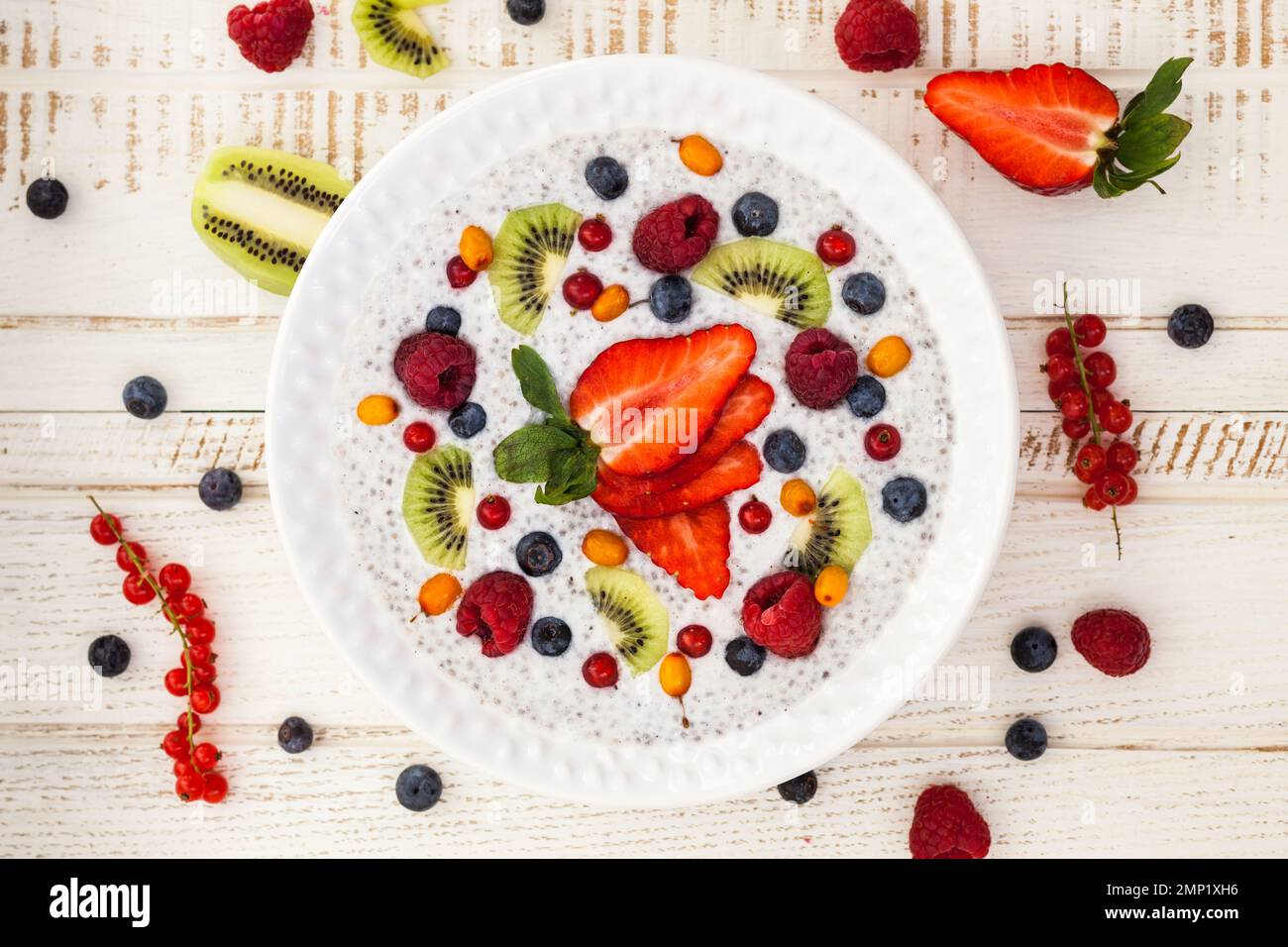 Piatto per la colazione: Budino di cocco chia con vaniglia, frutta e frutti di bosco. Foto Stock