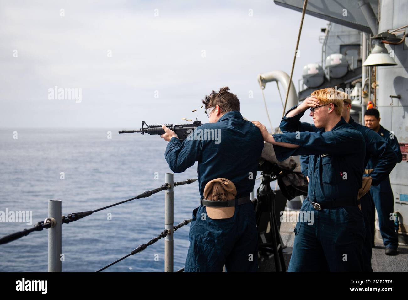 221008-N-YV347-1171 OCEANO PACIFICO (8 OTTOBRE 2022) STATI UNITI Navy Cryptologic Technician (tecnico) Seaman Jordan Jones, di Leicester, Mass., spara un fucile M4 dell'incrociatore missilistico guidato di classe Ticonderoga USS Bunker Hill (CG 52). Bunker Hill è attualmente in collaborazione con il Nimitz Carrier Strike Group in preparazione di una prossima implementazione. Foto Stock