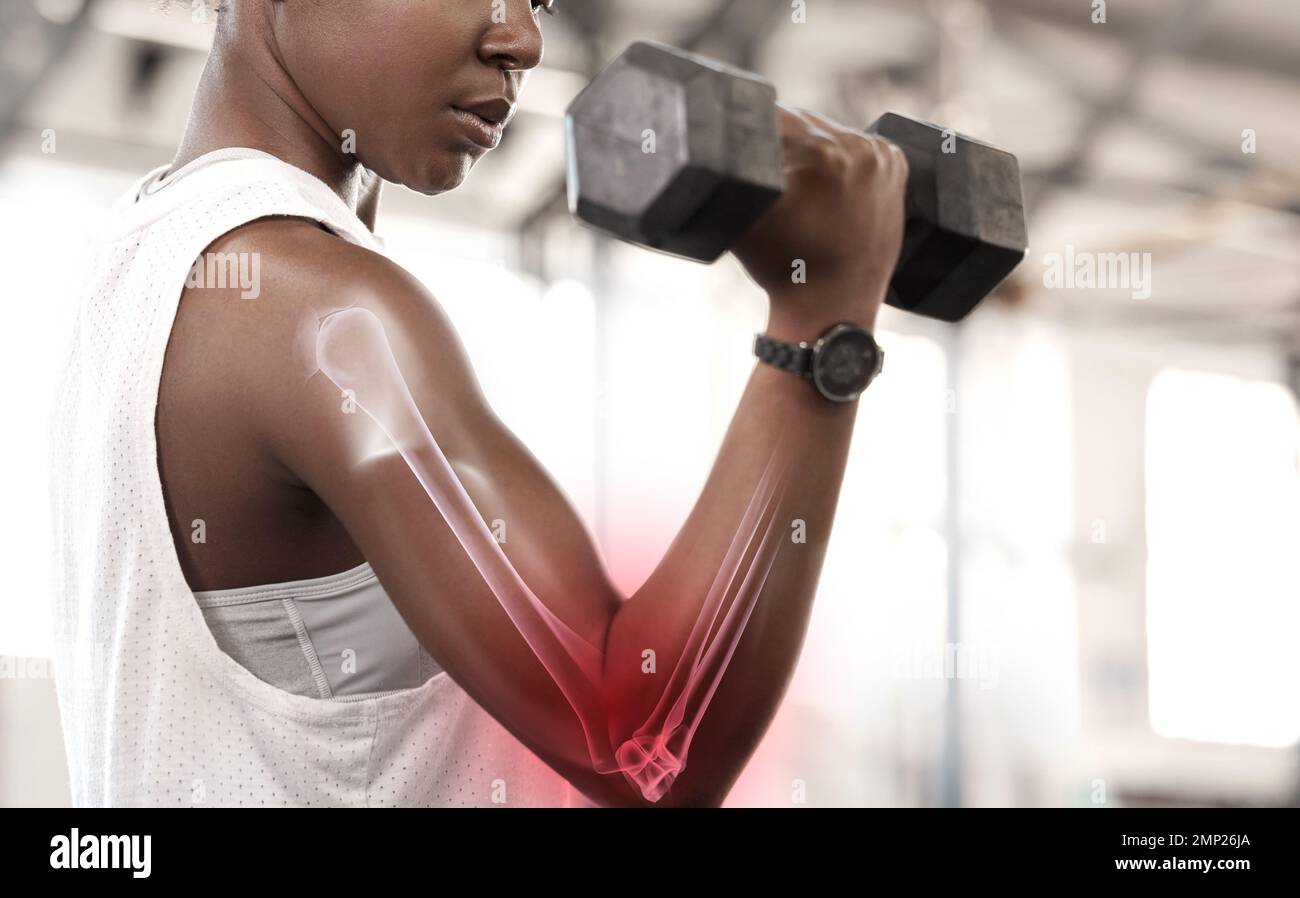 Overlay ologramma osseo, atleta nero donna e allenamento di peso di una forte atleta femminile. Allenamento in palestra, esercizio di forza e aumento muscolare delle braccia con Foto Stock