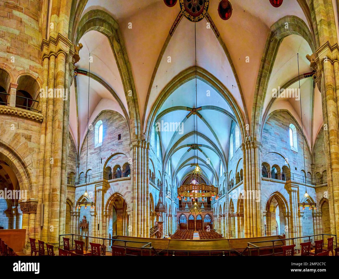 BASILEA, SVIZZERA - 1 APRILE 2022: Panorama della sala di preghiera della Cattedrale di Basilea, il 1 aprile a Basilea, Svizzera Foto Stock