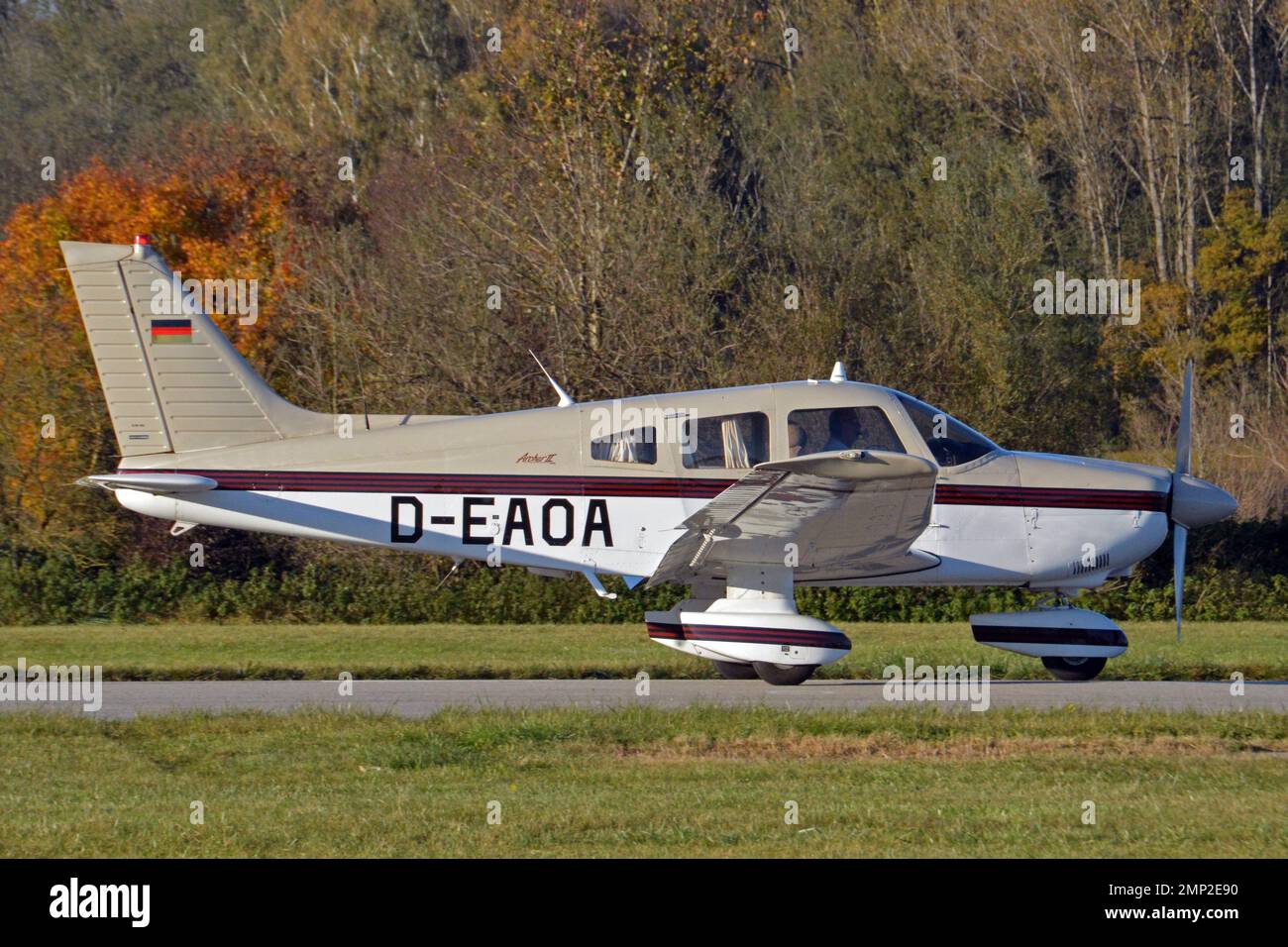 Germania, Baviera, Mühldorf am Inn: D-EAOA Piper PA.28-181 Archer II (c/n 2890052) presso Mühldorf aerodromo. Foto Stock