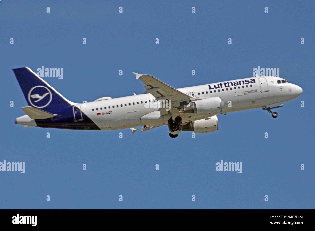 Germania, Baviera, Monaco: D-AIZD Airbus A.320-214 (c/n 4191) di Lufthansa all'aeroporto Franz Josef Strauss di Monaco. Foto Stock