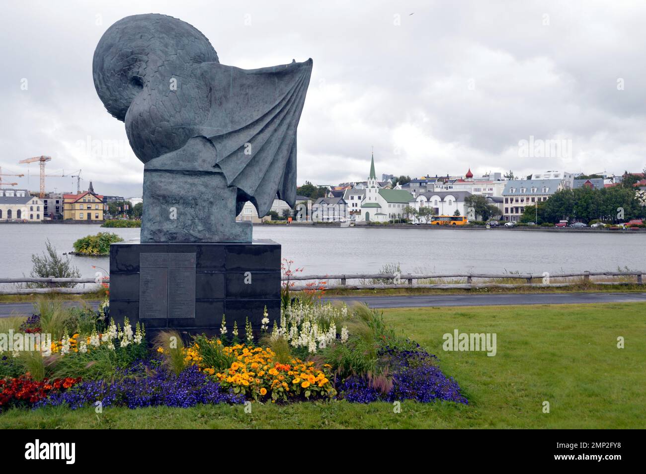 Islanda, Reykjavik: Vista della Frikirkjan (libera Chiesa luterana), sul lato estremo del lago Tjörnin, con le vicine isole Listasafn (Nazionale Foto Stock