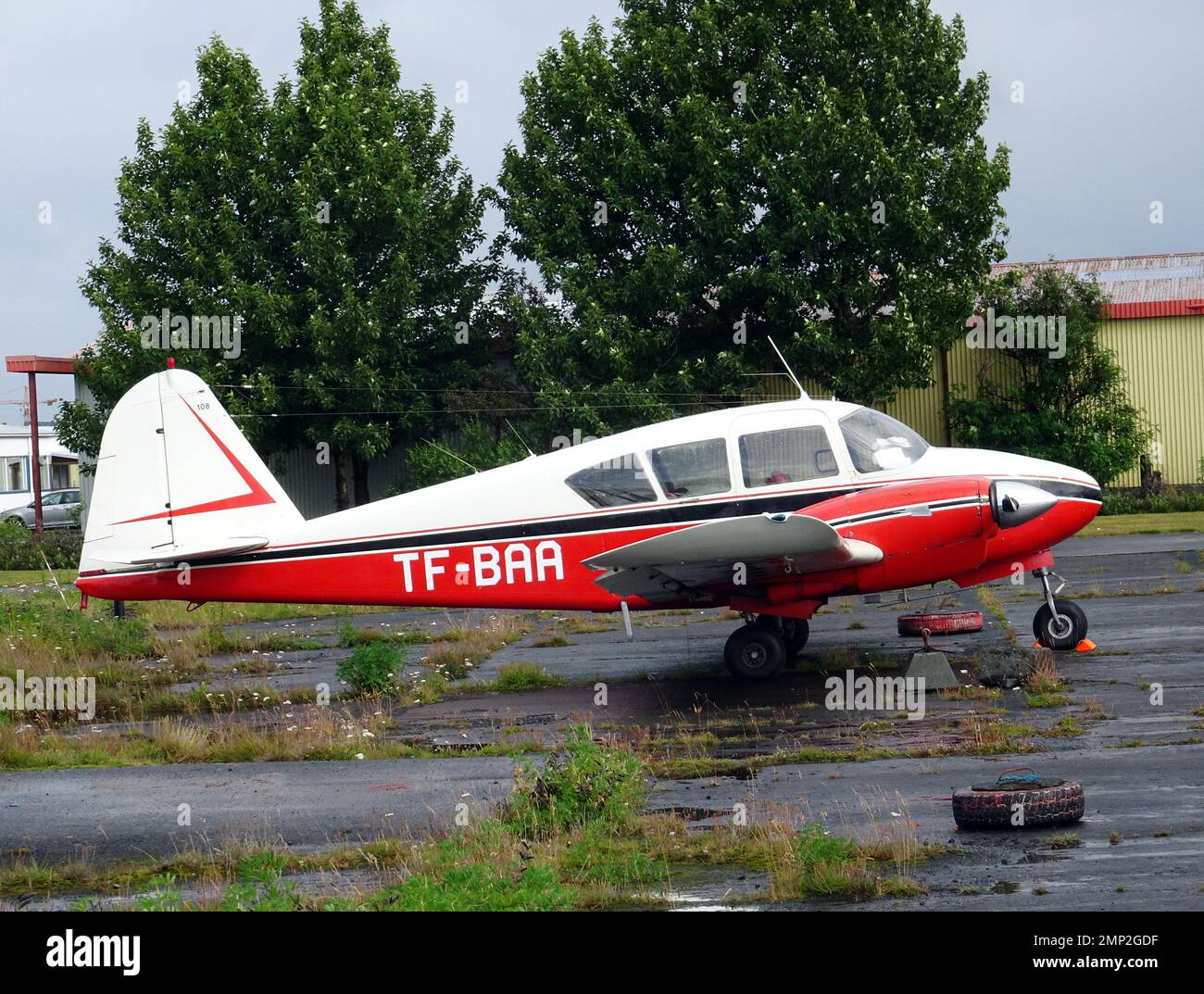 Islanda, Reykjavik: TF-BAA Piper PA.23-150 Apache (c/n 23,606) all'aeroporto di Reykjavik. Foto Stock