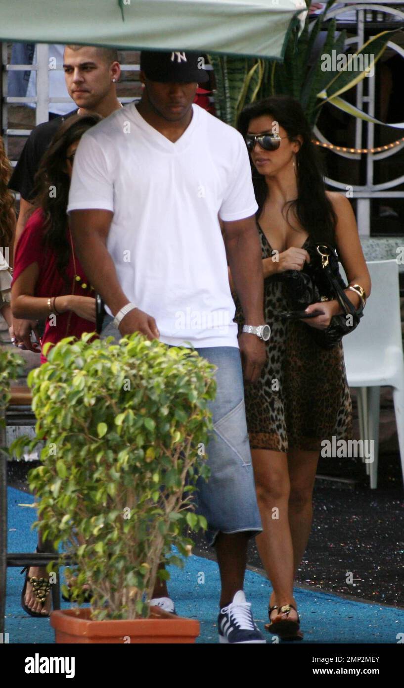 Esclusivo!! Kim Kardashian si trova a Miami Beach il giorno di Capodanno con la sorella kourtney e il ragazzo rumato, la star dei New Orleans Saints Reggie Bush. Miami, Florida. 1/1/08. Foto Stock