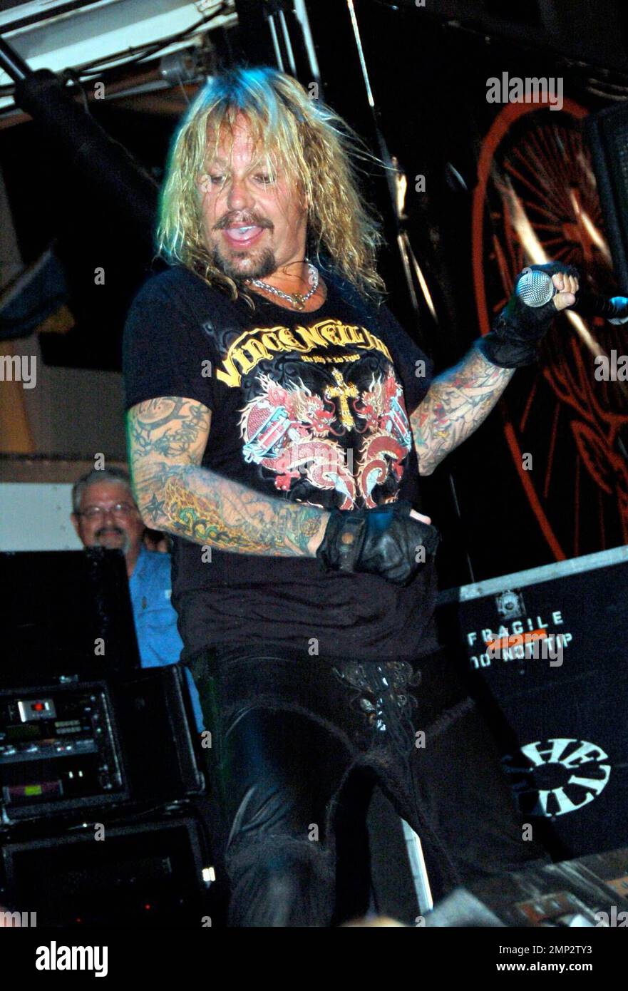 Vince Neil si esibisce alla grande apertura del primo Rock Bar and Grill del Dr. Feelgood. Il ristorante e nightclub a tema rock n' roll è una collaborazione tra Neil, Washington Redskins Offensive Tackle Todd Wade, l'ex quartback dell'Università della Florida Bob Hewko e i visionari della vita notturna della Florida meridionale Cleve Mash e Rodney Mayo. West Palm Beach, Florida. 1/19/08. Foto Stock