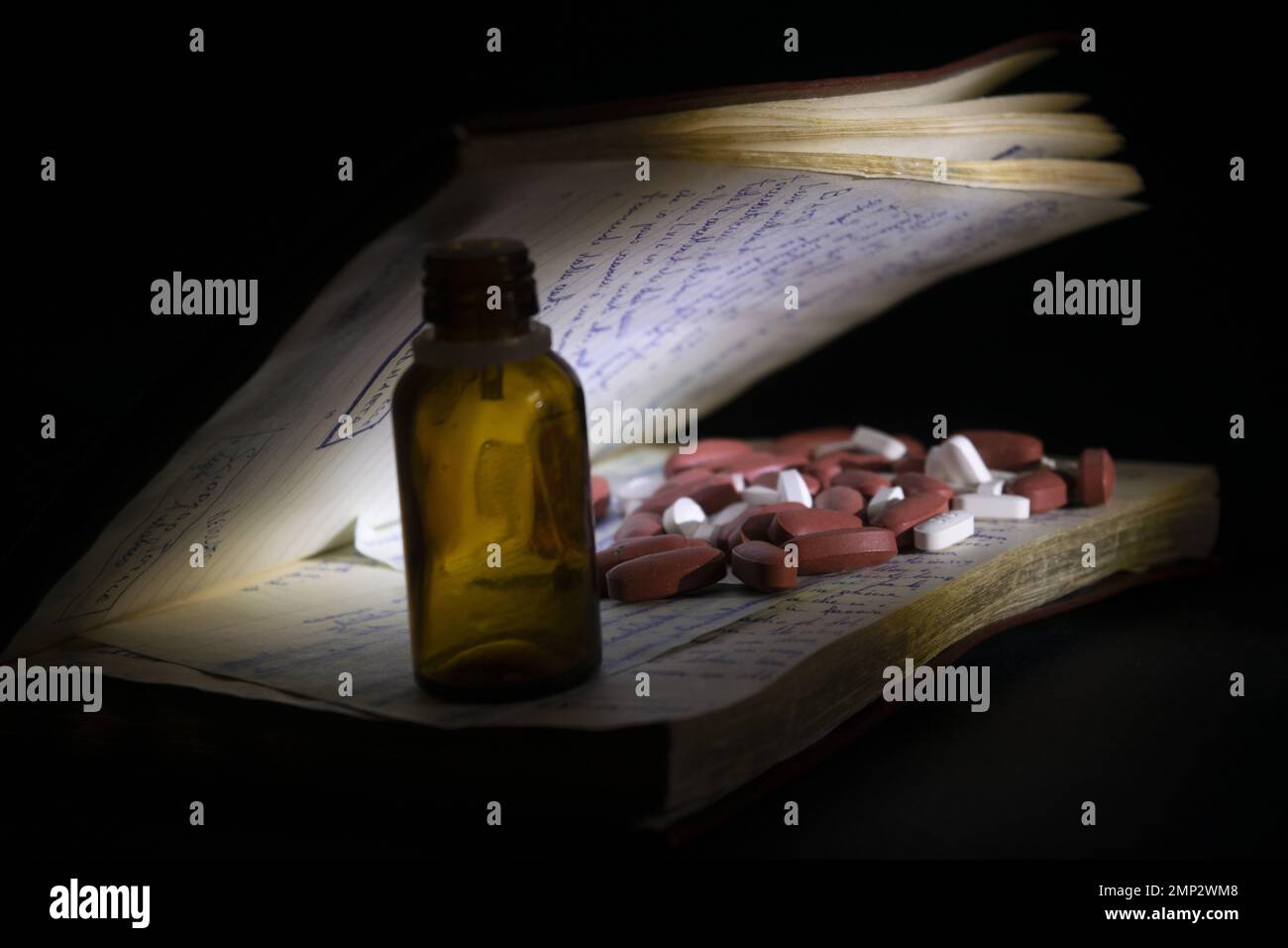 registrare i medicinali da assumere in un diario Foto Stock