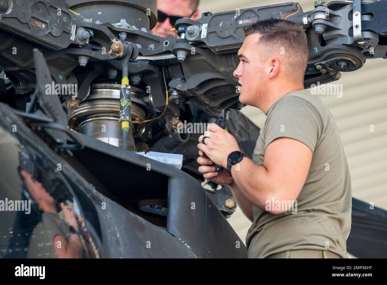 I soldati dell'esercito degli Stati Uniti della Brigata dell'aviazione di combattimento del 36th conducono un'esercitazione di preparazione all'implementazione di emergenza (EDRE) sulla base aerea di Ali al Salem, Kuwait, 8 ottobre 2022. Foto Stock