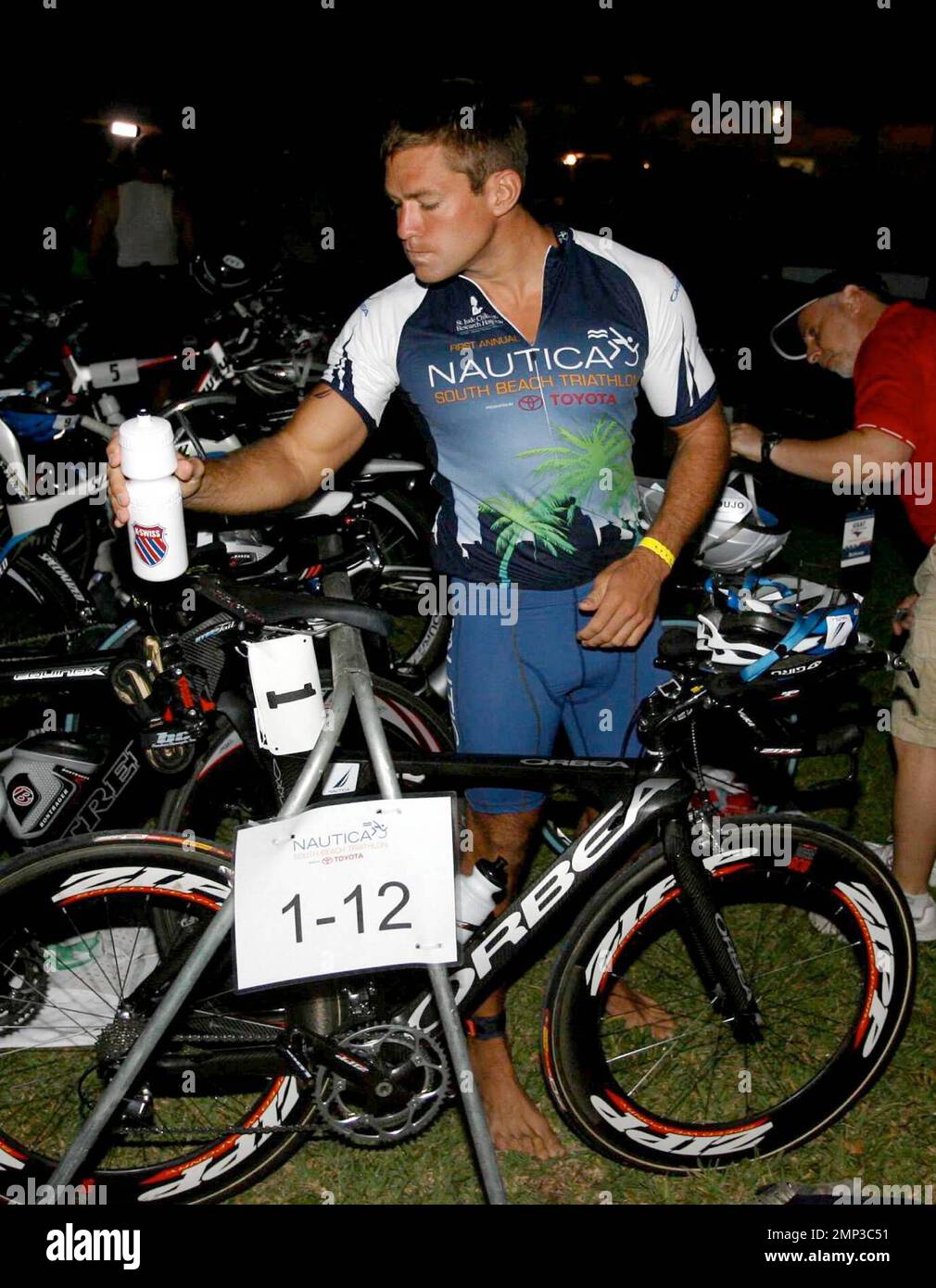 Andy Baldwin partecipa al primo triathlon annuale Nautica South Beach a South Beach. L'evento consiste in una nuotata di mezzo miglio, 18 miglia in bicicletta e 4 miglia di corsa. Miami, Florida. 4/12/08. Foto Stock