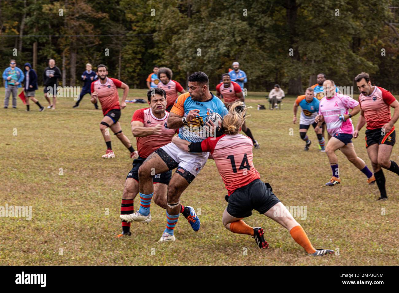 Il 12 ottobre 2022, Ricardo Gonzalez Jr, specialista amministrativo del Marine Corps Recruiting Command, si scontra con i giocatori di rugby del Prince William County Rugby Football Club, Triangle, va. Gonzalez gioca nella squadra di rugby locale e nella squadra All-Marine. Foto Stock