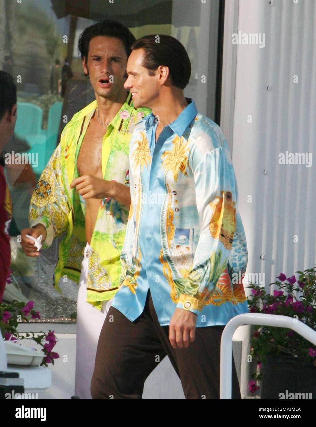 Jim Carrey filma 'i Love You Phillip Morris' nel quartiere Art Deco di Ocean Drive a Miami Beach. Il film è la storia di Steven Russel, un uomo sposato e padre di uno che si è innamorato del suo compagno di cella, Phillip Morris. Russel aveva sempre saputo che era gay e quando lui e Morris sono stati gettati insieme in una prigione a Houston scintille volare. Il libro in cui il film è basato sulle cronache Russel spettacolari interruzioni della prigione in cui farà tutto il possibile per essere con il rilasciato Morris, ogni pausa che si svolge un Venerdì il 13th. Miami, Florida 4/28/08 Foto Stock