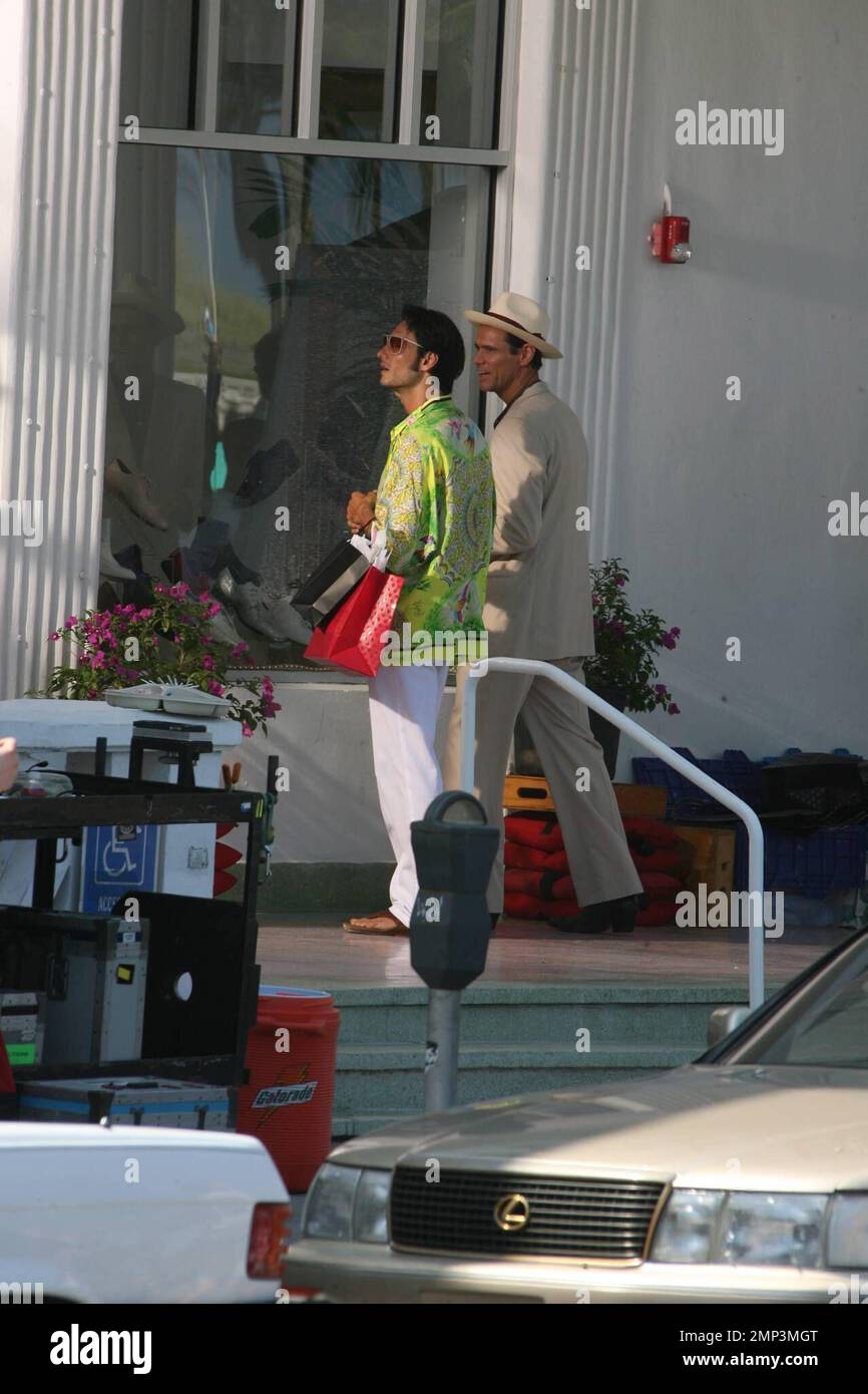 Jim Carrey filma 'i Love You Phillip Morris' nel quartiere Art Deco di Ocean Drive a Miami Beach. Il film è la storia di Steven Russel, un uomo sposato e padre di uno che si è innamorato del suo compagno di cella, Phillip Morris. Russel aveva sempre saputo che era gay e quando lui e Morris sono stati gettati insieme in una prigione a Houston scintille volare. Il libro in cui il film è basato sulle cronache Russel spettacolari interruzioni della prigione in cui farà tutto il possibile per essere con il rilasciato Morris, ogni pausa che si svolge un Venerdì il 13th. Miami, Florida 4/28/08 Foto Stock