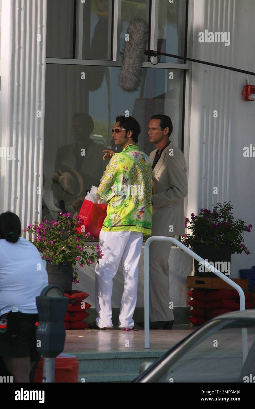 Jim Carrey filma 'i Love You Phillip Morris' nel quartiere Art Deco di Ocean Drive a Miami Beach. Il film è la storia di Steven Russel, un uomo sposato e padre di uno che si è innamorato del suo compagno di cella, Phillip Morris. Russel aveva sempre saputo che era gay e quando lui e Morris sono stati gettati insieme in una prigione a Houston scintille volare. Il libro in cui il film è basato sulle cronache Russel spettacolari interruzioni della prigione in cui farà tutto il possibile per essere con il rilasciato Morris, ogni pausa che si svolge un Venerdì il 13th. Miami, Florida 4/28/08 Foto Stock