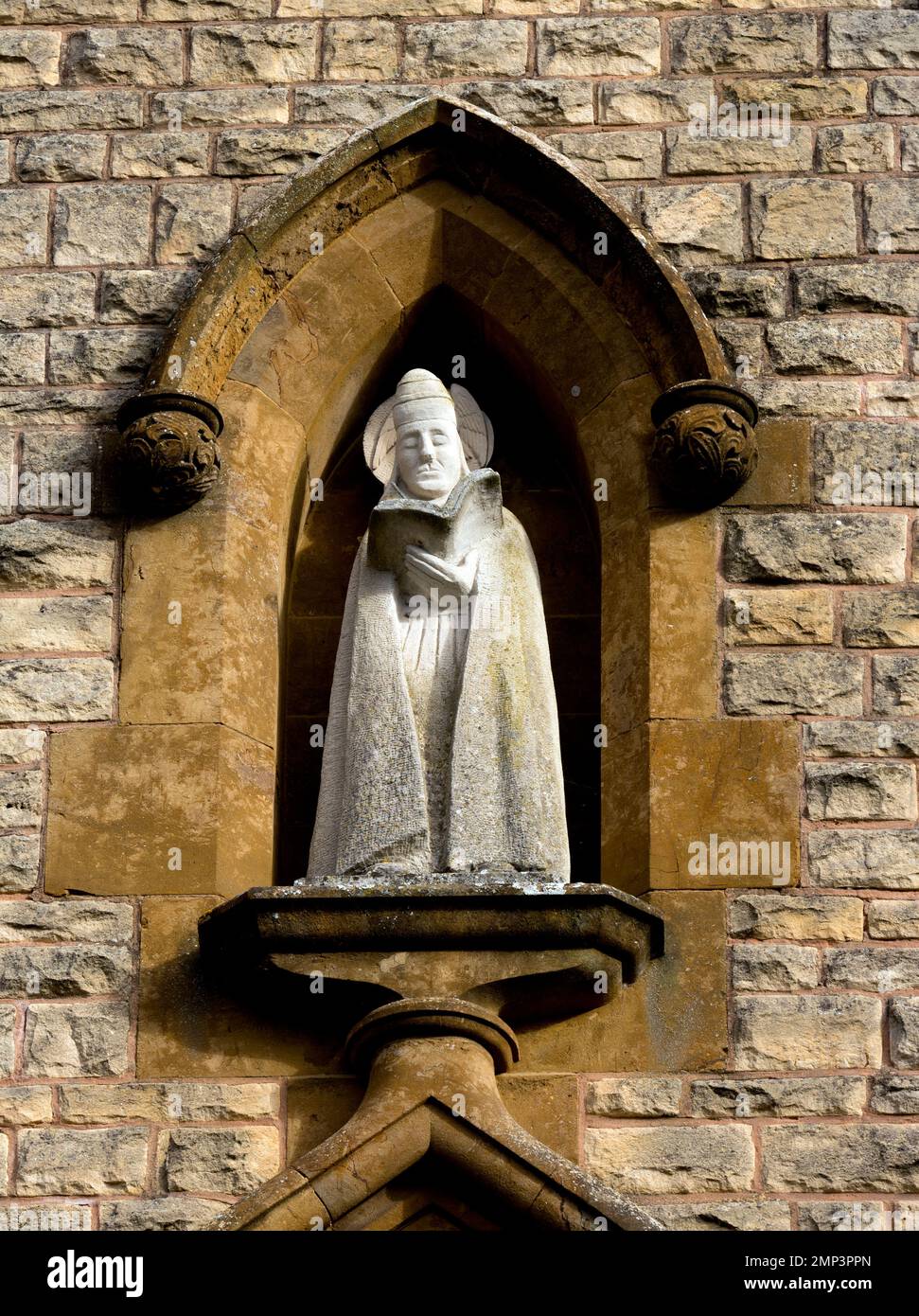 Statua su San Gregory`s Catholic Church, Stratford-upon-Avon, Warwickshire, Regno Unito Foto Stock