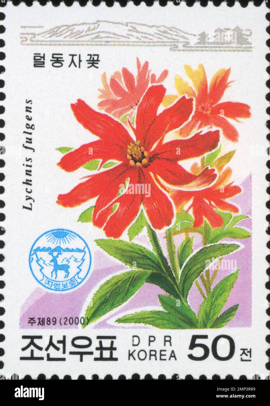 Francobollo nordcoreano del 2000 con il fiore rosso Lychnis fulgens, con testo coreano e un logo di conservazione della natura. Foto Stock