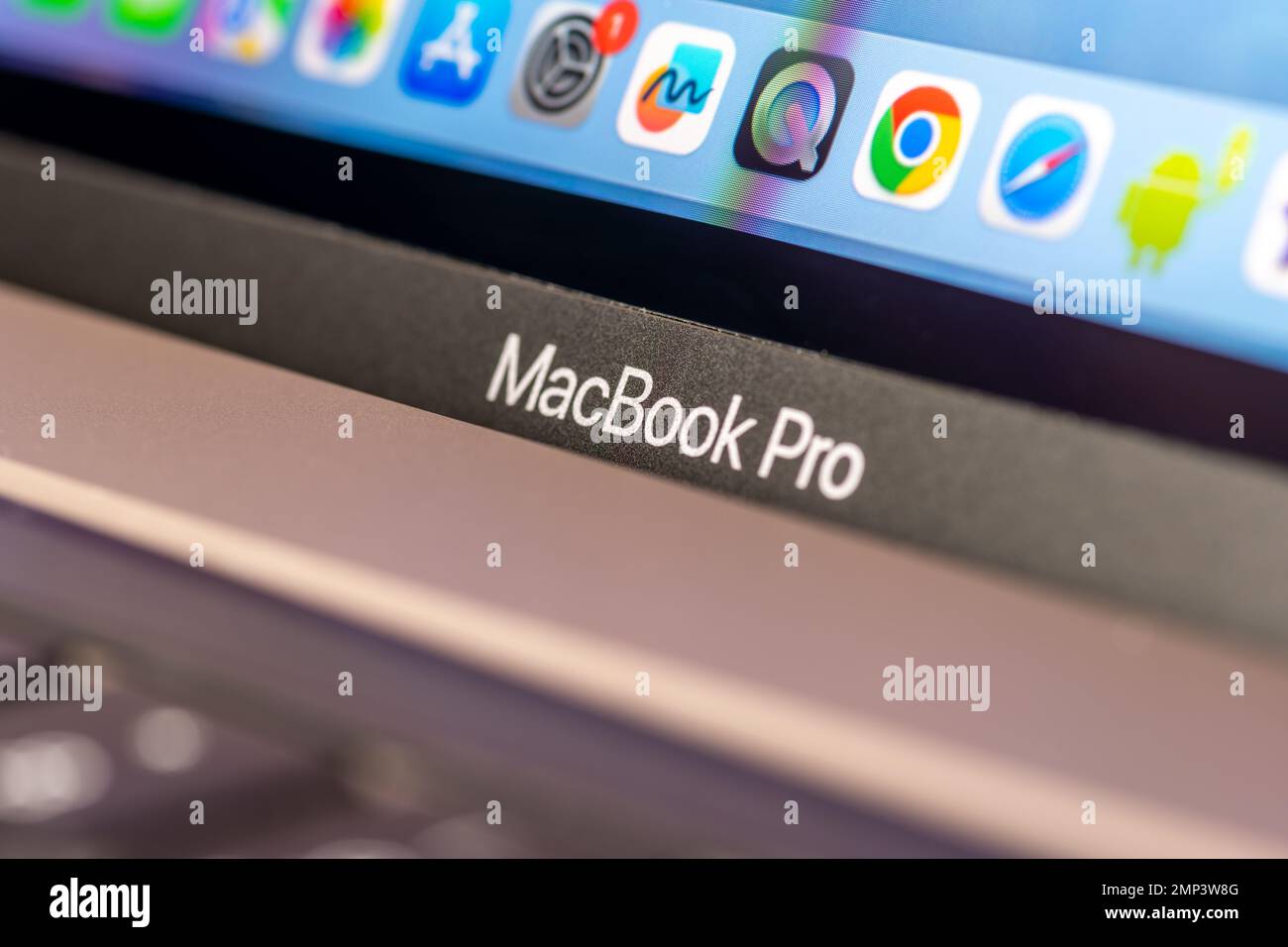 Londra. UK- 01.29.2023.il nome sul computer portatile McBook Pro dell'azienda Apple. Foto Stock