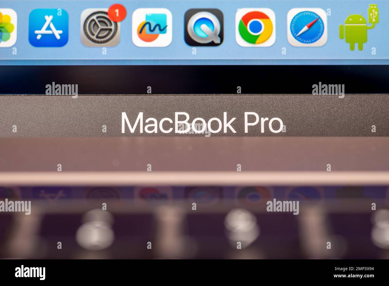 Londra. UK- 01.29.2023.il nome sul computer portatile McBook Pro dell'azienda Apple. Foto Stock