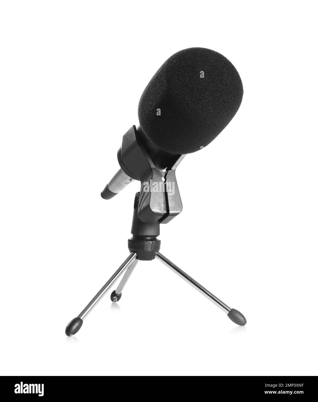 Microfono moderno isolato su bianco. Attrezzature per giornalisti Foto Stock