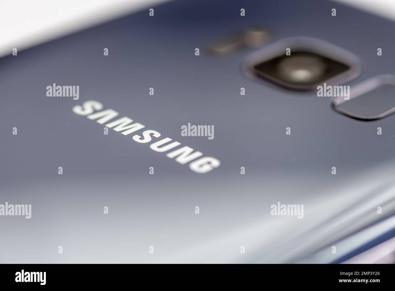 Londra. UK- 01.29.2023. Il nome della società e il marchio Samsung sul retro di uno dei suoi smartphone. Foto Stock