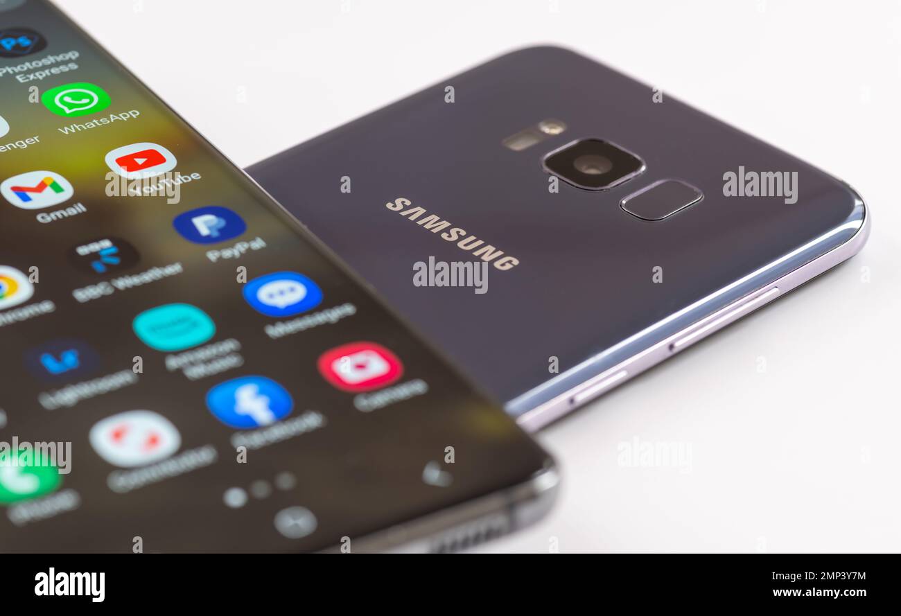 Londra. UK- 01.29.2023. La parte anteriore e posteriore di due smartphone Samsung con il nome e il marchio dell'azienda. Foto Stock
