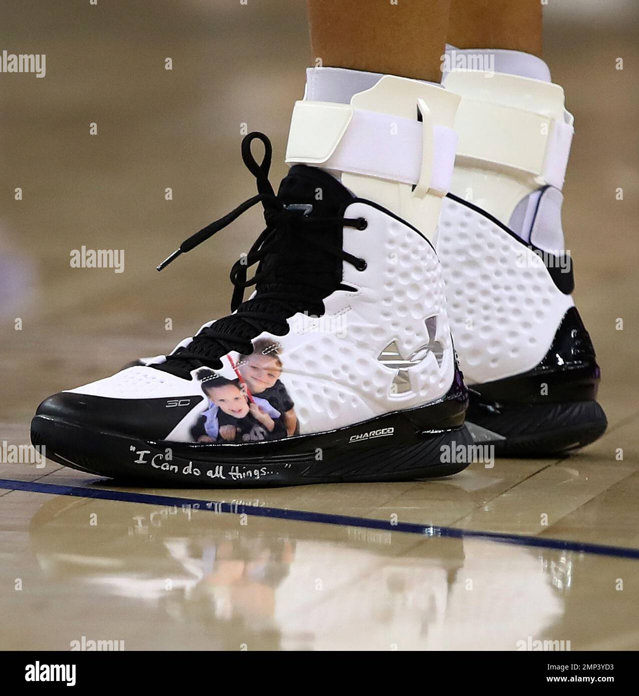 Nuovo Curry 6 scarpe da basket Foto stock - Alamy