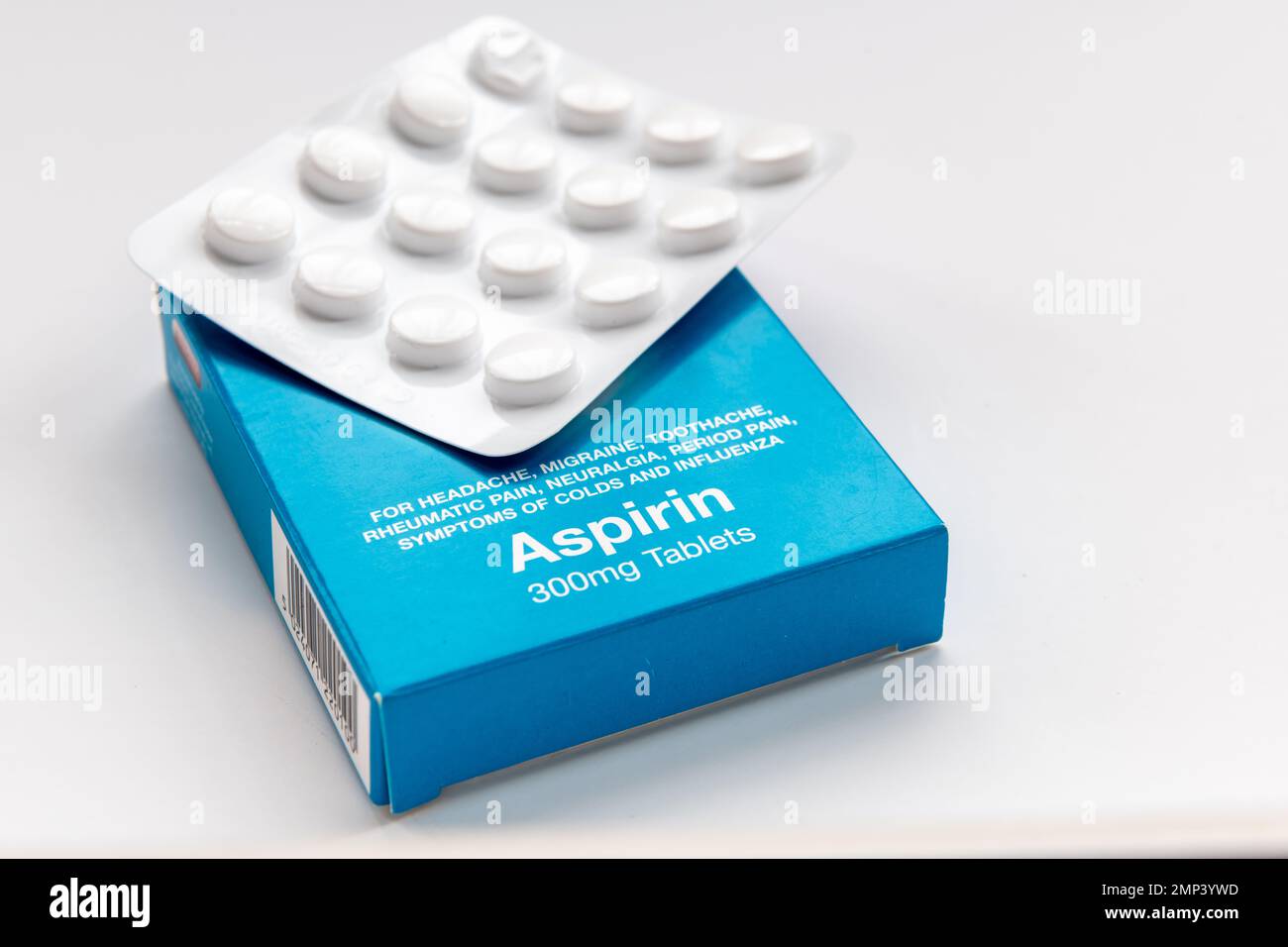Una confezione di compresse di Aspirina, medicinale per il sollievo dal dolore, isolate in bianco. Foto Stock