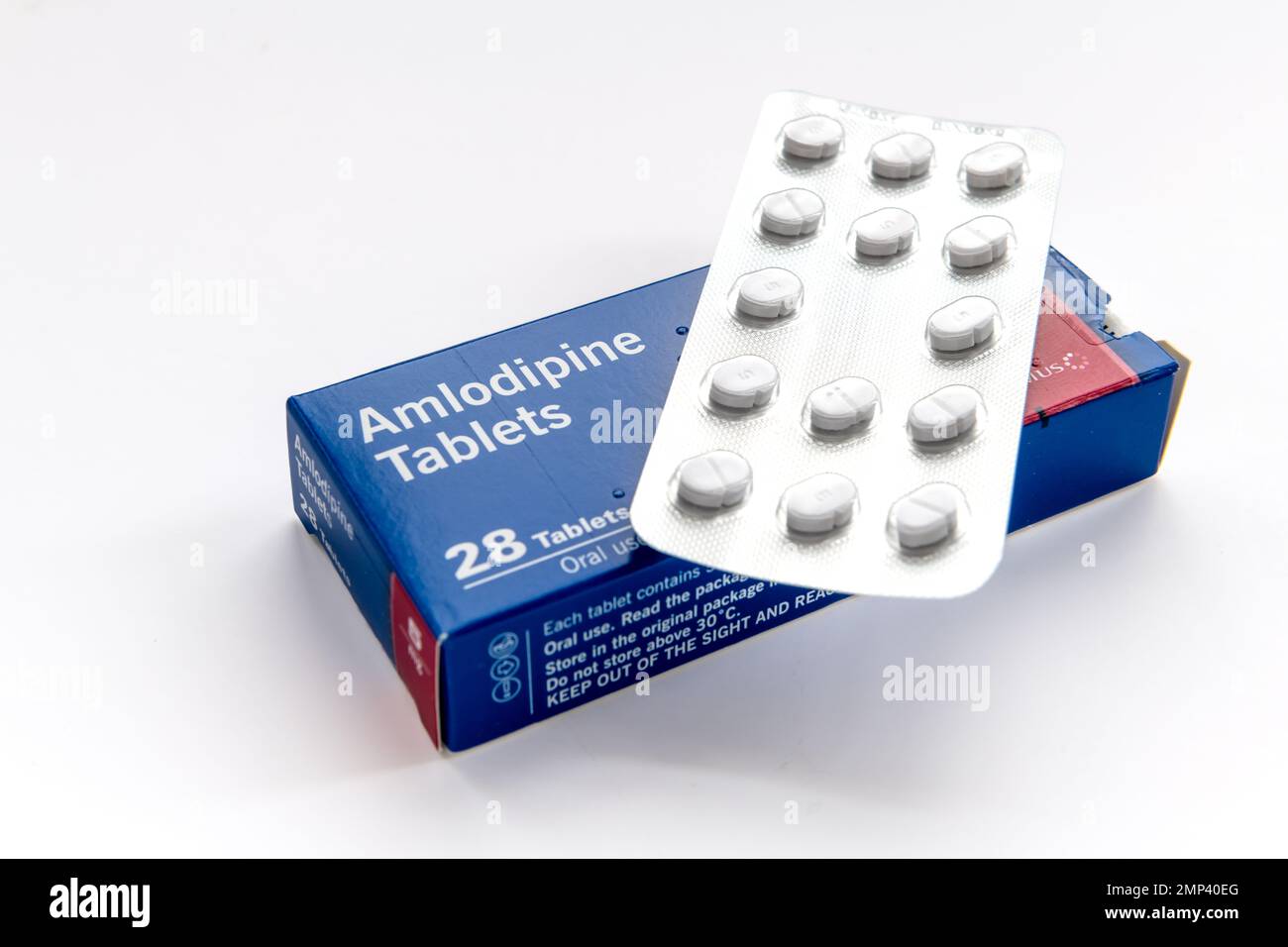 Londra. UK- 01.29.2023. Una confezione di compresse di Amlodipina isolate in bianco. Medicinale per il controllo dell'ipertensione, dell'ipertensione. Foto Stock